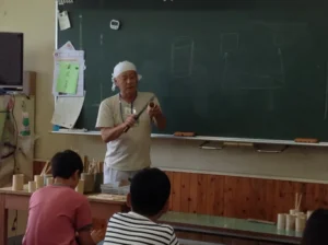 次は、のこぎりやすりで竹コップをなめらかに削ります。